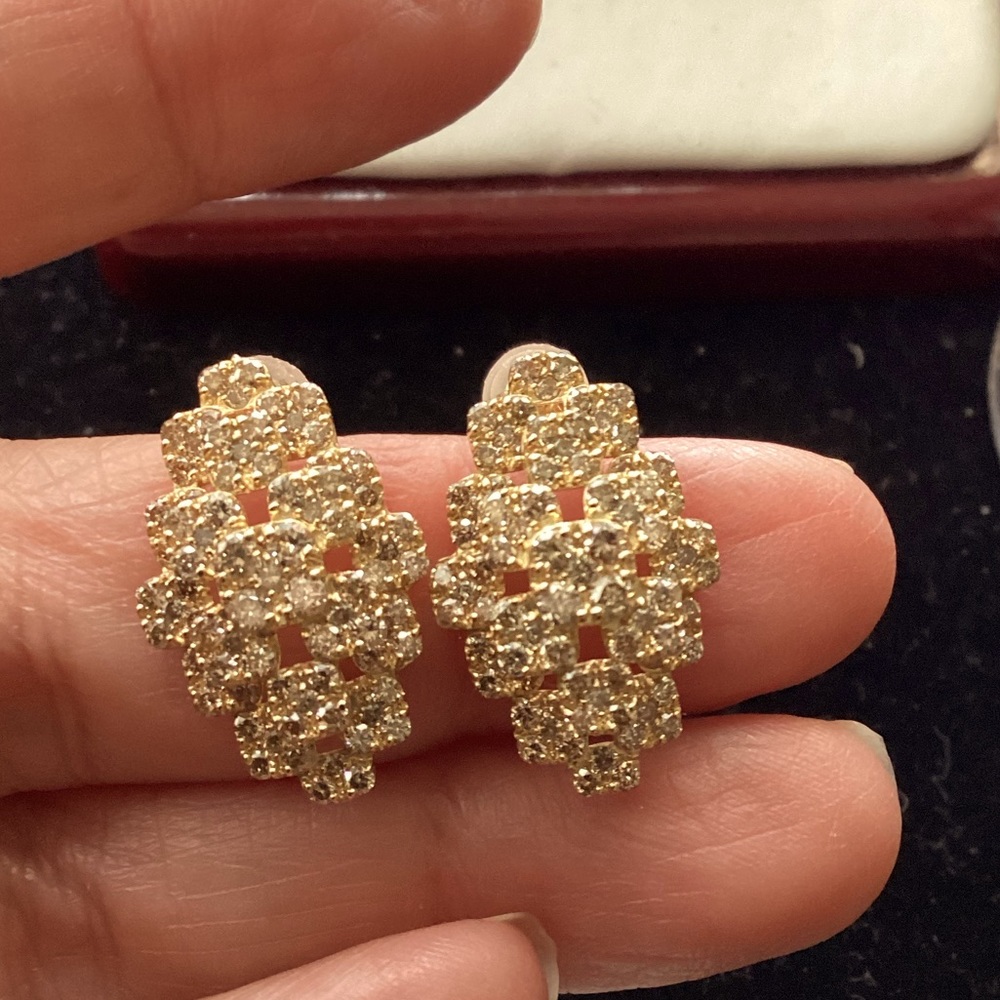 18K Solid Gold with a total 2Carat Natural Diamond Pave Style